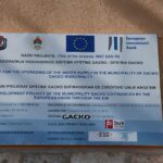Tabla na zgradi Vodovoda u Gacku sa pojedinostima o projektu dogradnje vodovodnog sistema