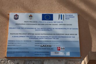 Tabla na zgradi Vodovoda u Gacku sa pojedinostima o projektu dogradnje vodovodnog sistema