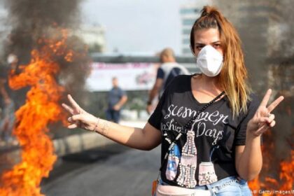 Žena na protestu u Libanu