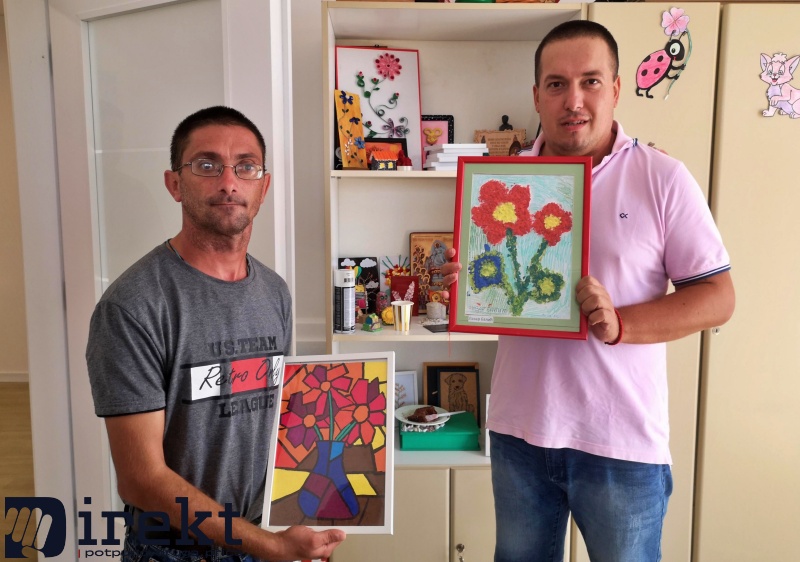 Članovi udruženja Sunce nam je zajedničko prave ramove za slike