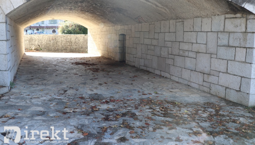 Šetalište ispod kamenog mosta u Trebinju