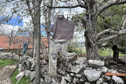 Džemper na žici kao strašilo- prizor iz hercegovine