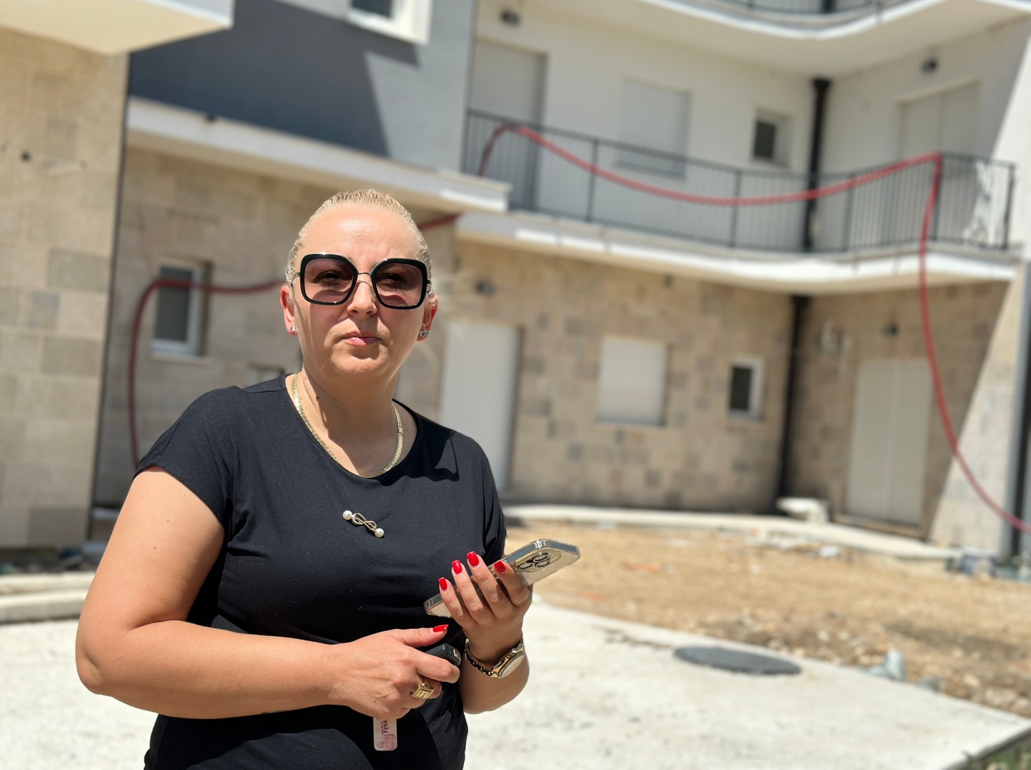 Slađana Petričević ispred zgrade