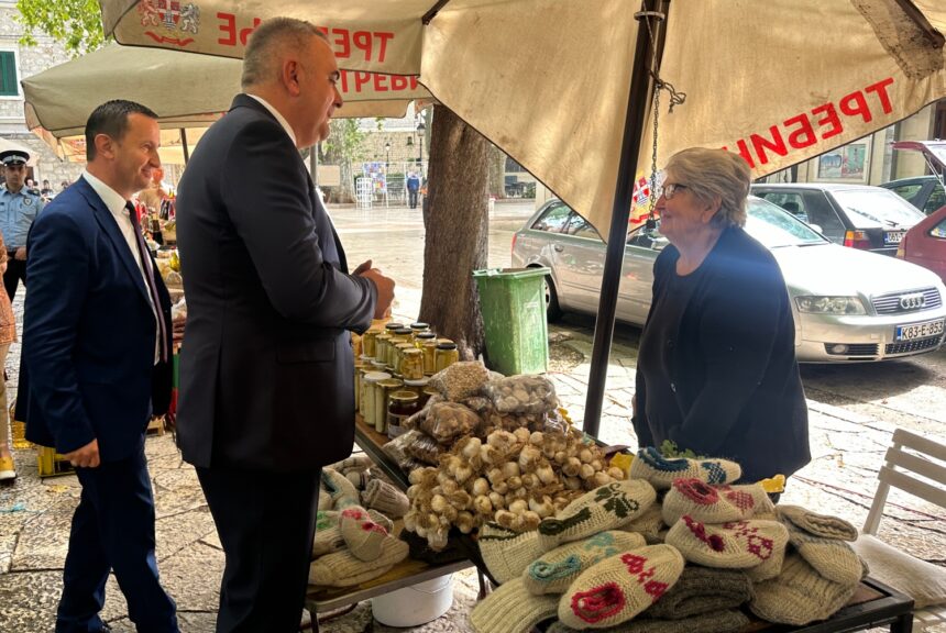 Premijer Savo Minić na pijaci
