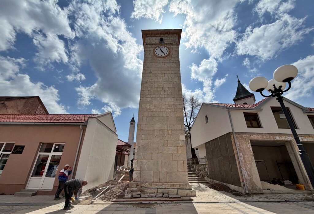 Sahat kula, džamija i crkva u Nevesinju