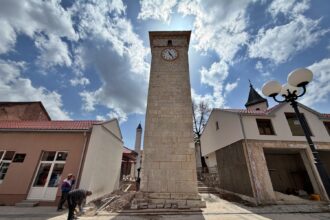 Sahat kula, džamija i crkva u Nevesinju