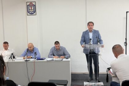 Načelnik opštine Gacko Vukota Govedarica se obraća odbornicima na 10. redovnoj sednici SO Gacko.