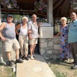 Amir Sarić iz Stoca kod Gacka je są suprugom i rođacima otkopao bunar koji je 120 godina bio zatrpan.
