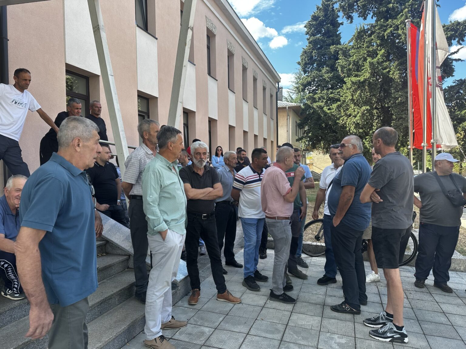Mještani Bileće protive se planiranoj izgradnji solarne elektrane na 312,9 hektara zemlje u Ljubišićima, Podosoju i Toriču i traže javnu raspravu.