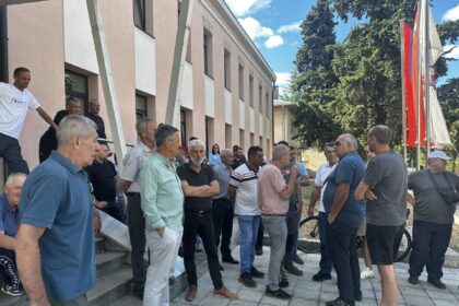Mještani Bileće protive se planiranoj izgradnji solarne elektrane na 312,9 hektara zemlje u Ljubišićima, Podosoju i Toriču i traže javnu raspravu.