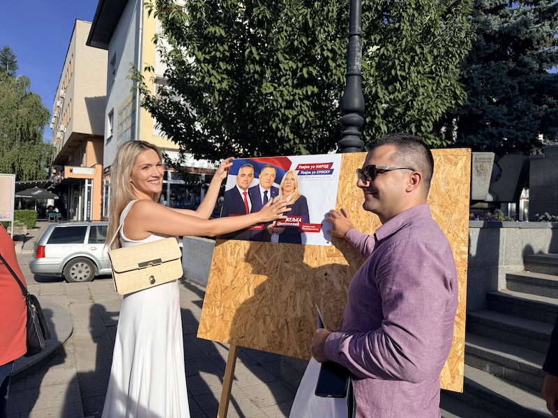 Danijela Govedarica lepljenjem plakata ozvaničila početak kampanje na kojij se sa liste SNSD-a bori za poslanički mandat u NSRS