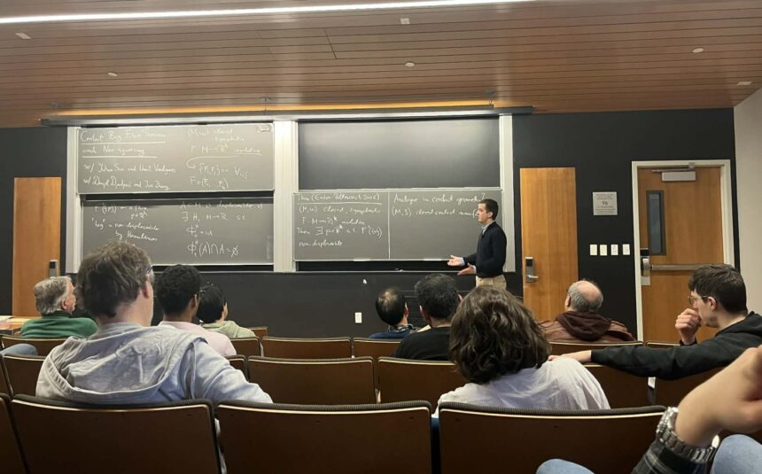 Matematičar Igor Uljarević na predavanju
