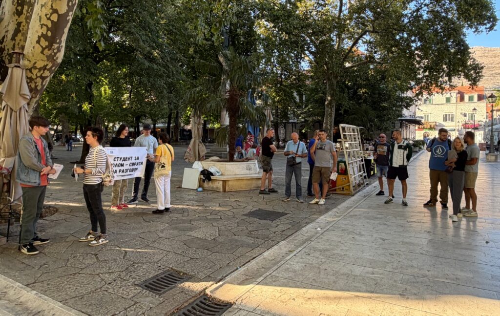 Građani sa studentima u Trebinju (Foto: Direkt)