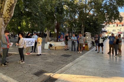 Građani sa studentima u Trebinju (Foto: Direkt)