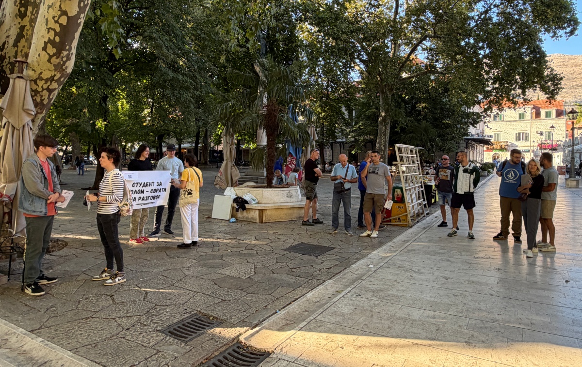 Građani sa studentima u Trebinju (Foto: Direkt)
