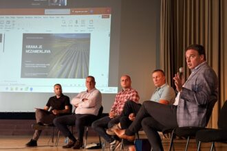 Aktivisti iz Gacka i nevesinja sa načelnikom opštine Gacko Vukotom Govedaricom govore o projektima izgradnje solarnih elektrana koje ugrožavaju poljoprivrednu proizvodnju.