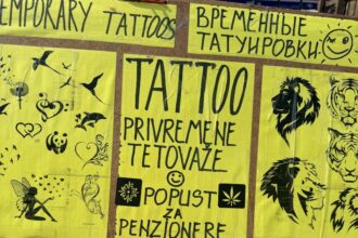 Oglas za privremene tetovaže sa popustom za penzionere