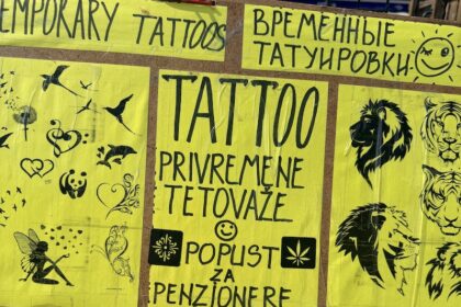 Oglas za privremene tetovaže sa popustom za penzionere