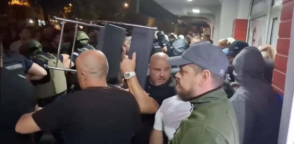 Marjanović ispred prostorija SNS-a u Novom Sadu. Foto: Snimak ekrana
