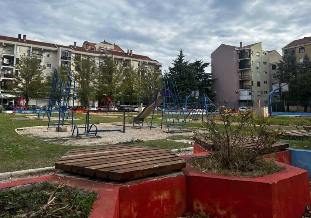 Igralište i sportski teren u naselju Tini 