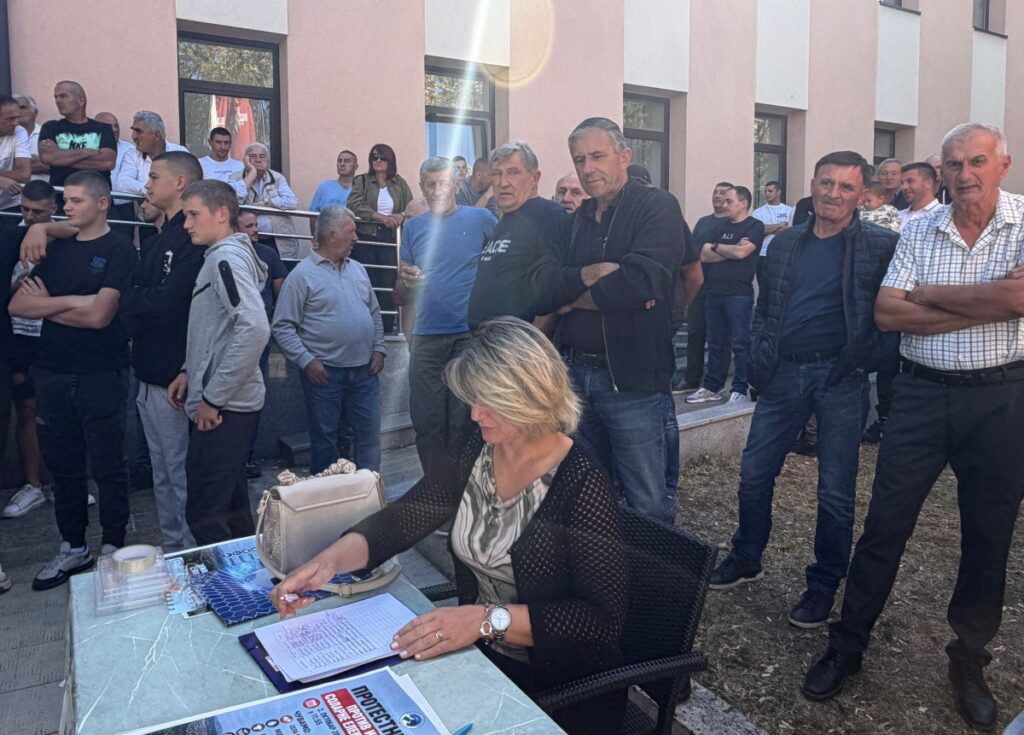 Potpisivanje peticije u Bileći