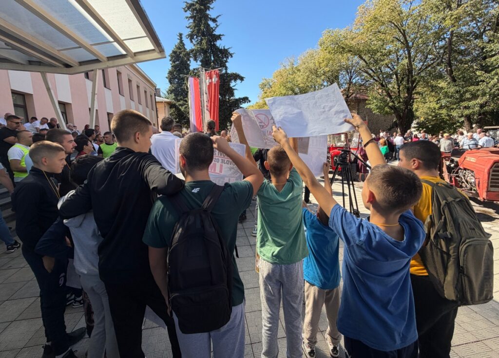 Protesti ispred zgrade Opštine Bileća