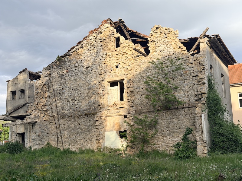 Ruševina u glavnoj ulici u Gacku