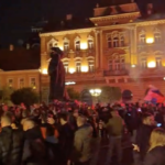 Nakon proglašenja pobede Studentske liste veliki broj građana se okuplja na Trgu Slobode u Novom Sadu