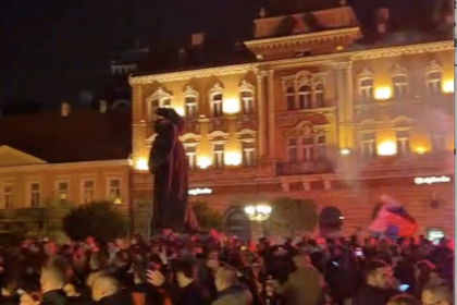 Nakon proglašenja pobede Studentske liste veliki broj građana se okuplja na Trgu Slobode u Novom Sadu