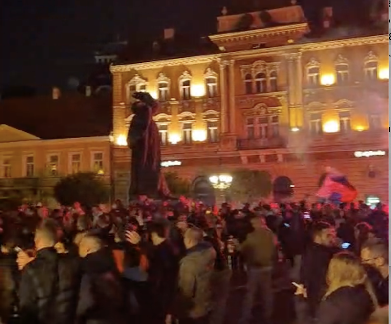 Nakon proglašenja pobede Studentske liste veliki broj građana se okuplja na Trgu Slobode u Novom Sadu