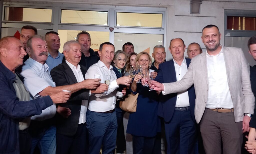 Risto Masleša slavi pobjedu SNSD-a u Trebinju 