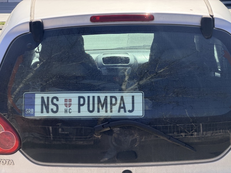 Ilustracija za političku kolumnu o zabranama, vlasti za održavanje skupa "Studenti pobeđuju" i političkoj satiri u Republici Srpskoj.